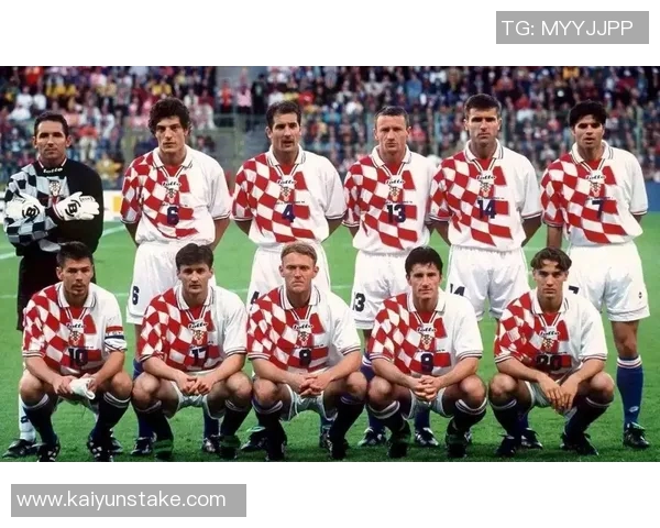 博尼回忆初恋球衣埃托奥的蓝黑战袍承载青春梦想 博尼回忆初恋球衣埃托奥的蓝黑战袍承载青春梦想