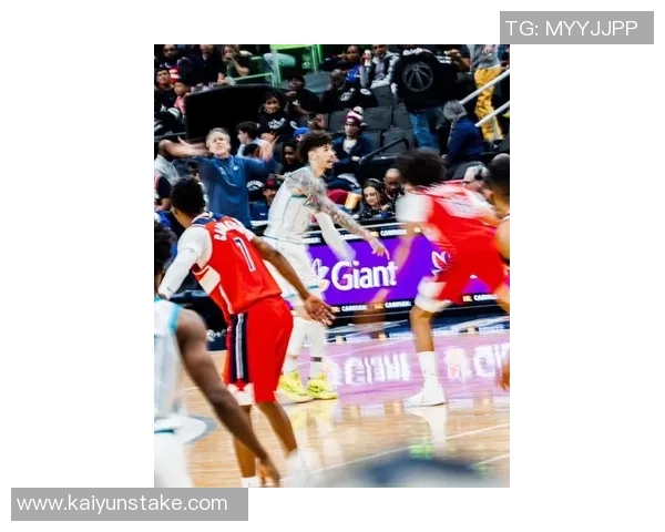 拉梅洛鲍尔表现平平19投6中三分球命中率低迷仍砍下20分5篮板8助攻