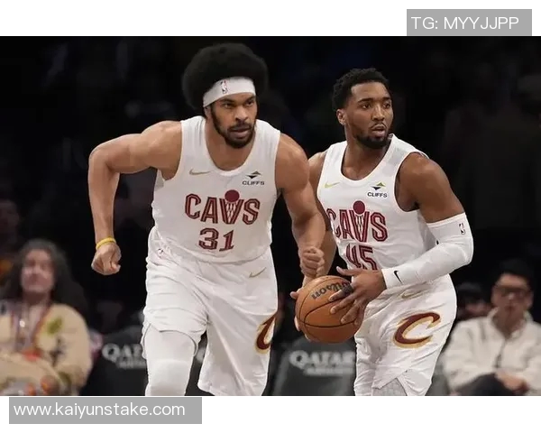 米切尔称赞朗佐组织能力提升三分球进步助力队友得分 米切尔称赞朗佐组织能力提升三分球进步助力队友得分