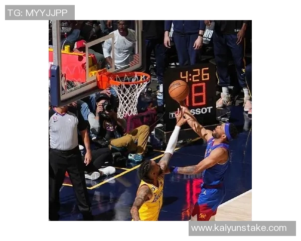 迈克布朗暂停时特别强调拉塞尔在进攻端的重要性与战术安排 迈克布朗暂停时特别强调拉塞尔在进攻端的重要性与战术安排