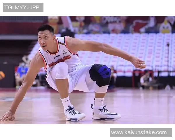 七年前的今天广东男篮球星易建联成功突破CBA万分大关庆祝辉煌成就 七年前的今天广东男篮球星易建联成功突破CBA万分大关庆祝辉煌成就