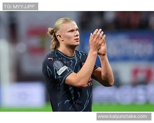 哈兰德与传奇前锋莱因克尔希勒同框合影展现神锋风采