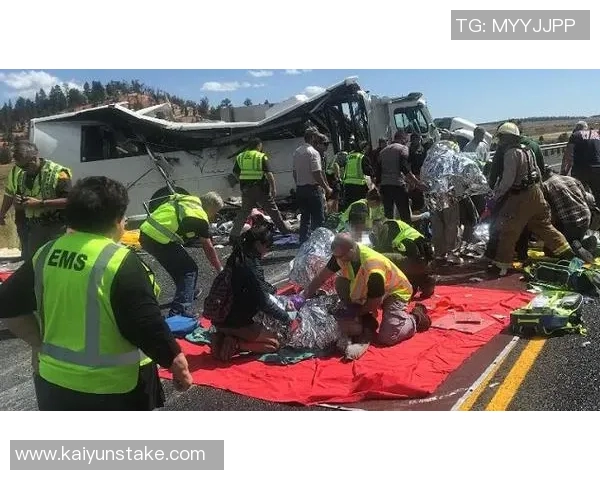 弗拉门戈球迷乘坐巴士发生翻车事故造成三人重伤 弗拉门戈球迷乘坐巴士发生翻车事故造成三人重伤