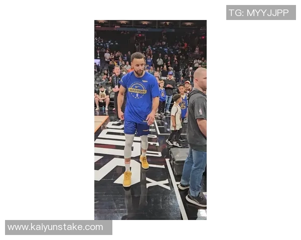 库里赛前训练穿上布克首款签名鞋Book1迎战太阳队展现默契配合